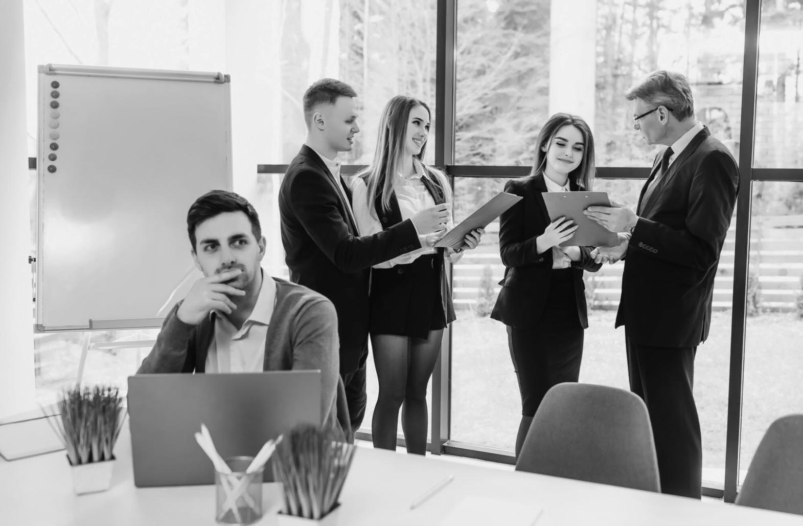Équipe de planification budgétaire analysant des données financières pluriannuelles